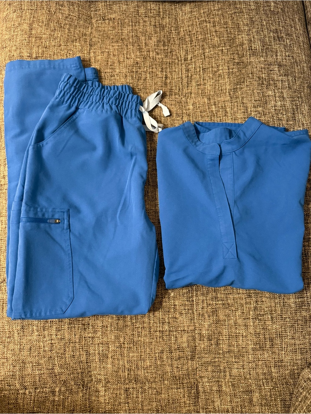 FIGS Scrub Set Rafaela Top/High-Waisted Yola Scrub Pant